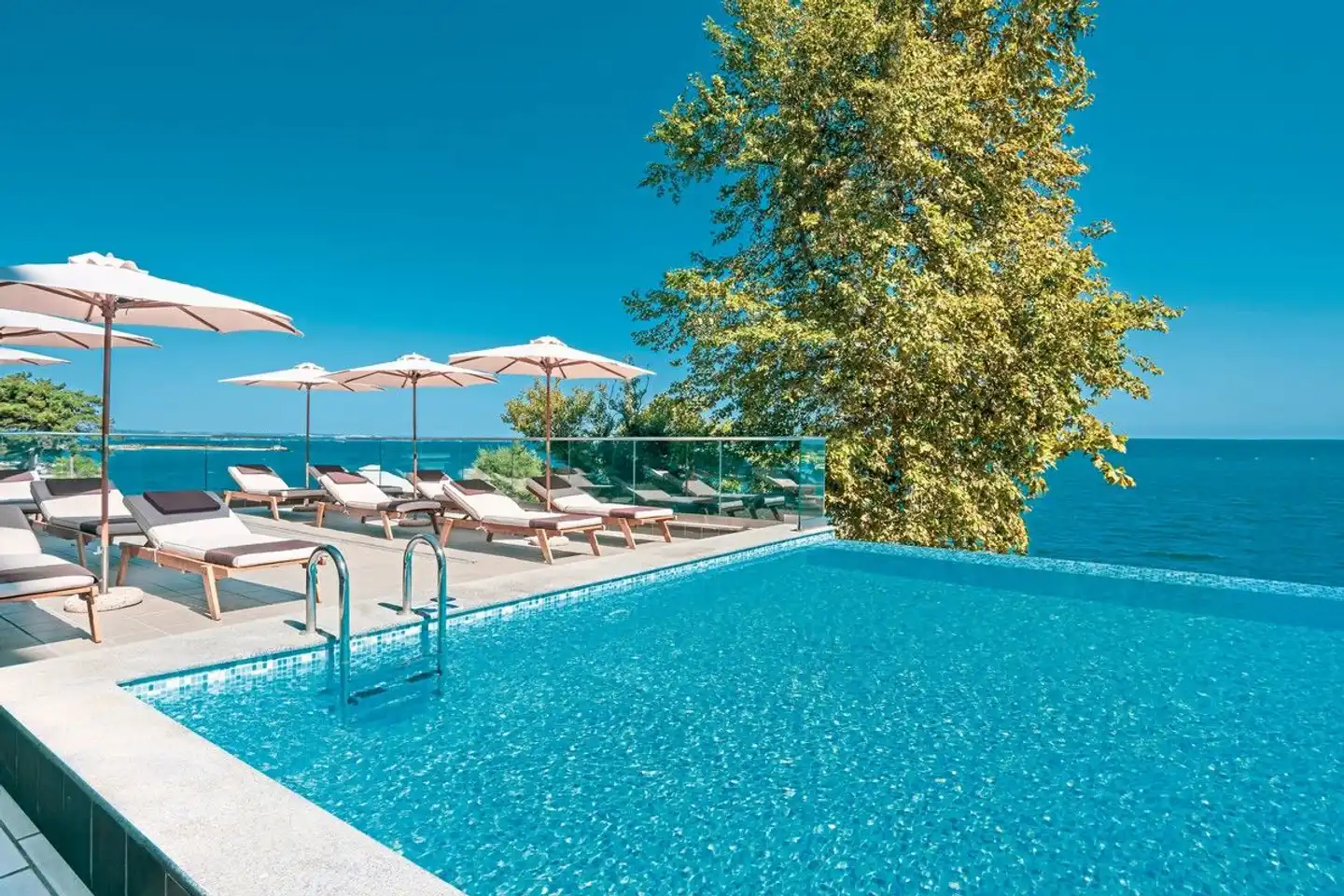GRIFID Metropol Pool