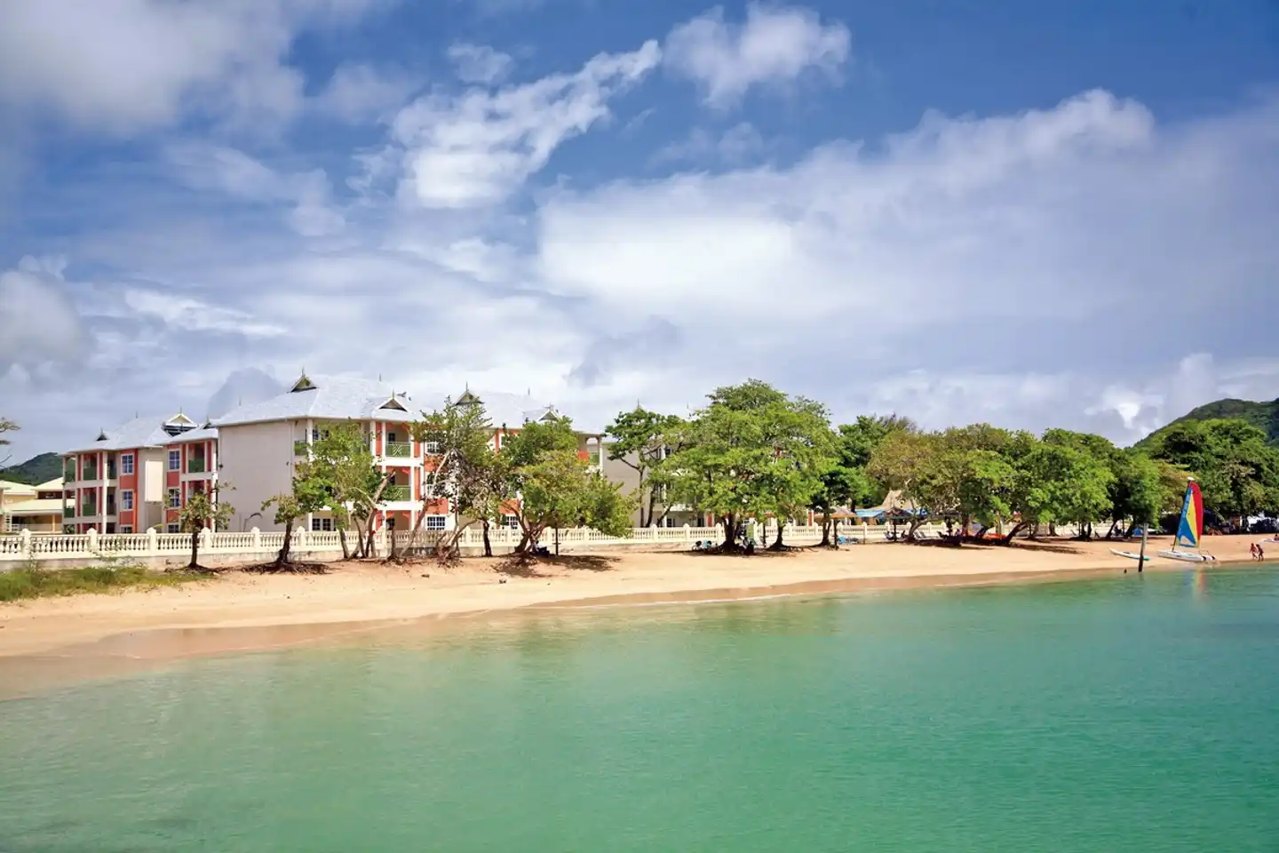 Bay Gardens Beach Resort & Spa Strand