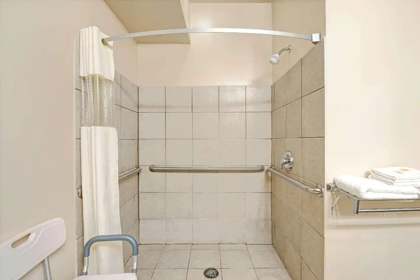 Days Inn by Wyndham Downtown St. Louis Badezimmer