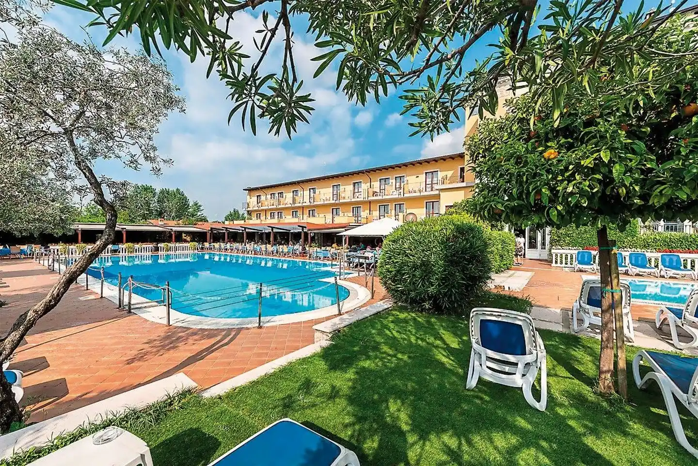 Regina Del Garda Suite Pool
