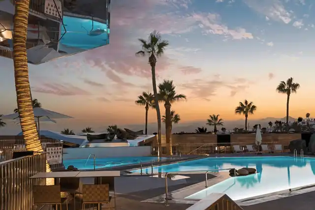 La Isla y el Mar Pool