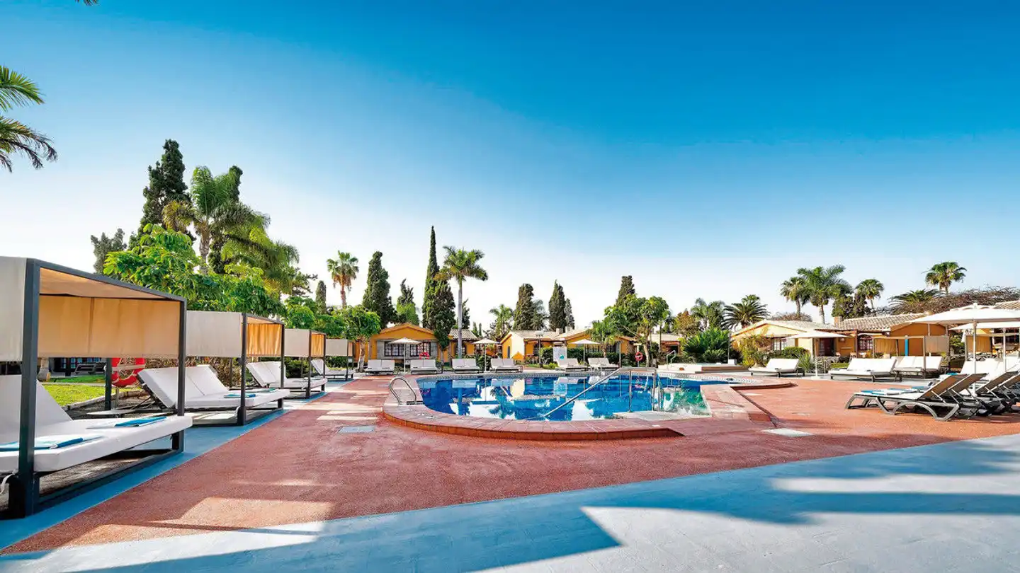 Suites & Villas by Dunas Pool