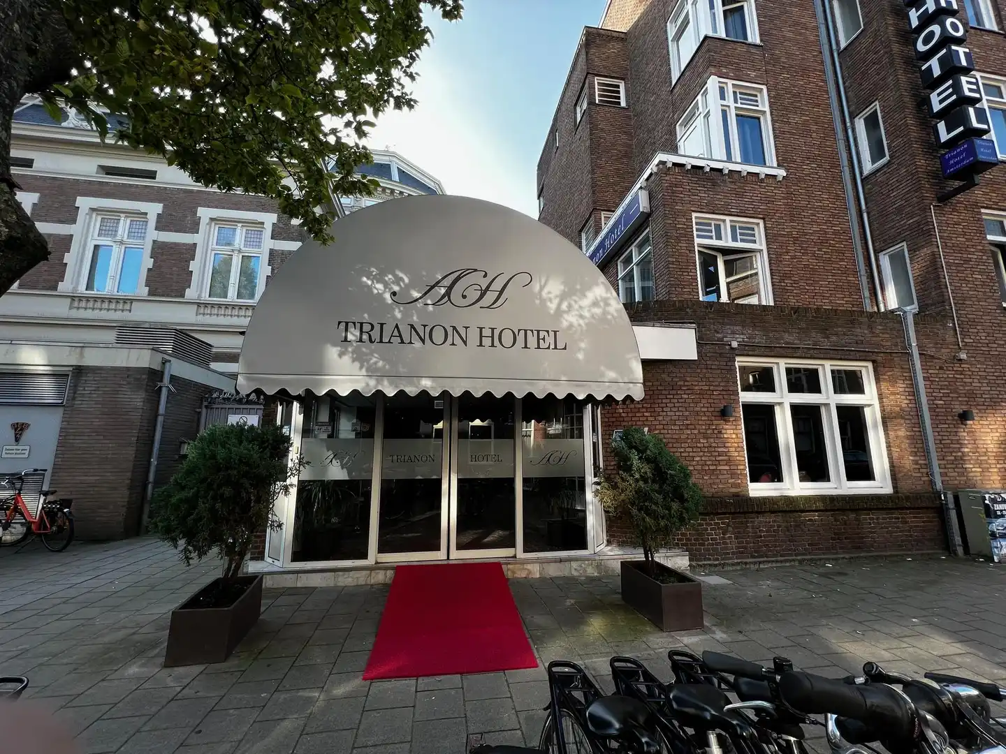 Budget Trianon Aussenansicht