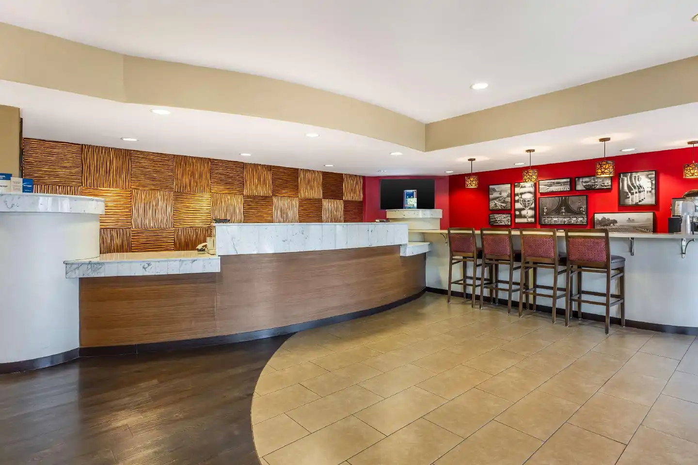 Best Western PLUS Wine Country Inn and Suites Bar