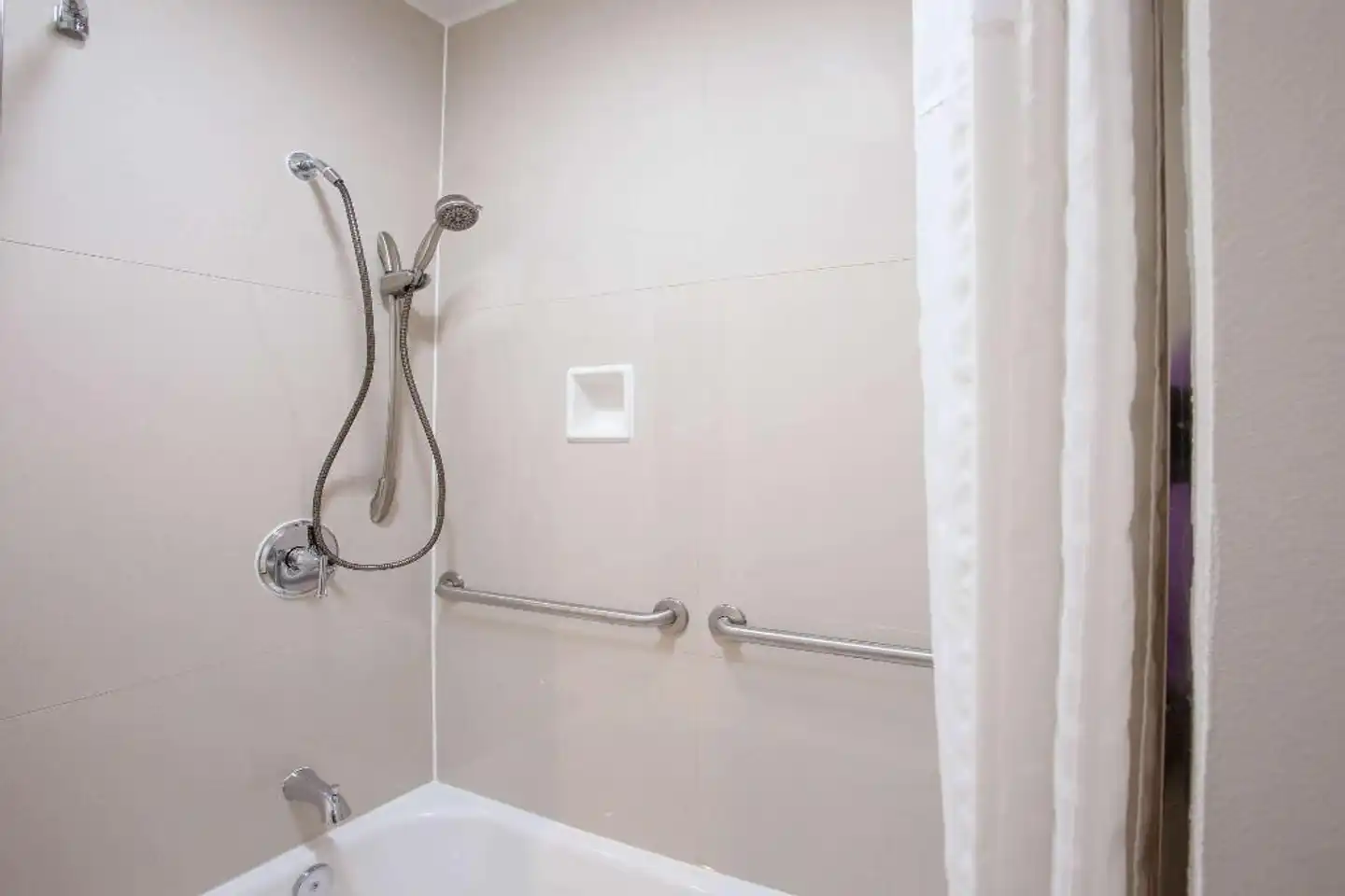 Travelodge Inn & Suites by Wyndham Anaheim on Disneyland Dr Badezimmer
