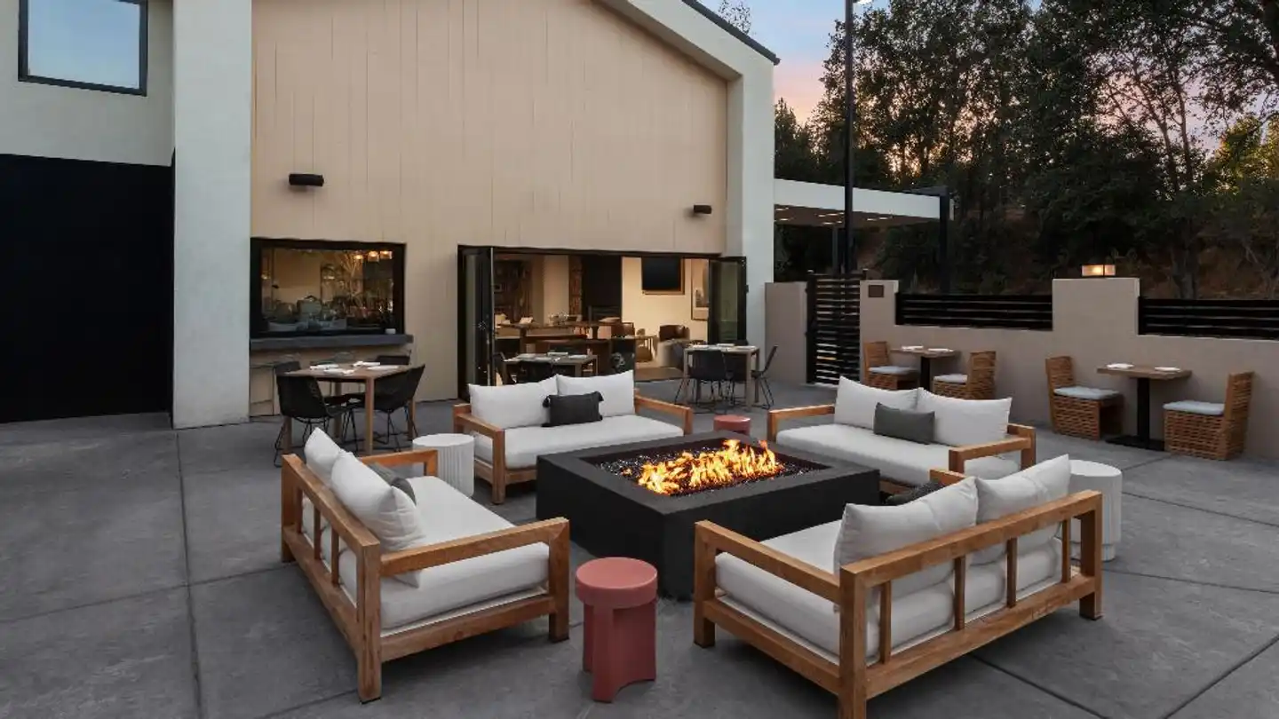 The Inelle, Oakhurst Yosemite, A Tribute Portfolio Hotel Terrasse