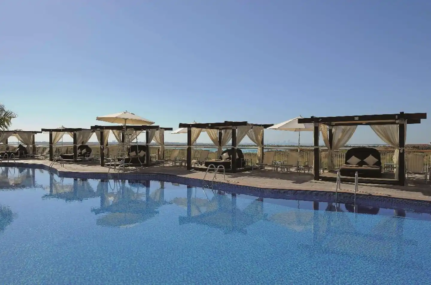 Radisson Blu Hotel, Abu Dhabi Yas Island Pool