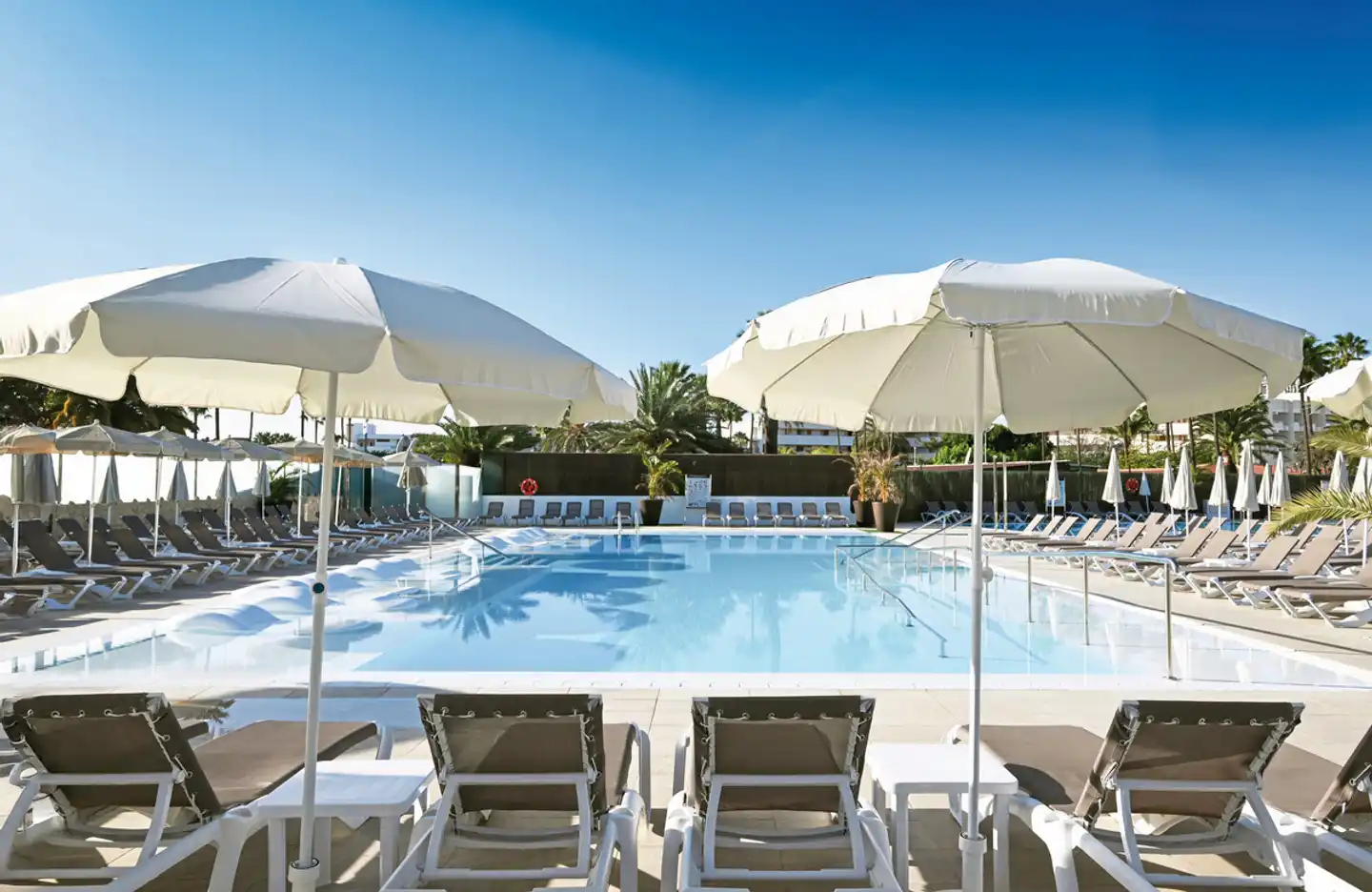 HL Miraflor Suites Pool