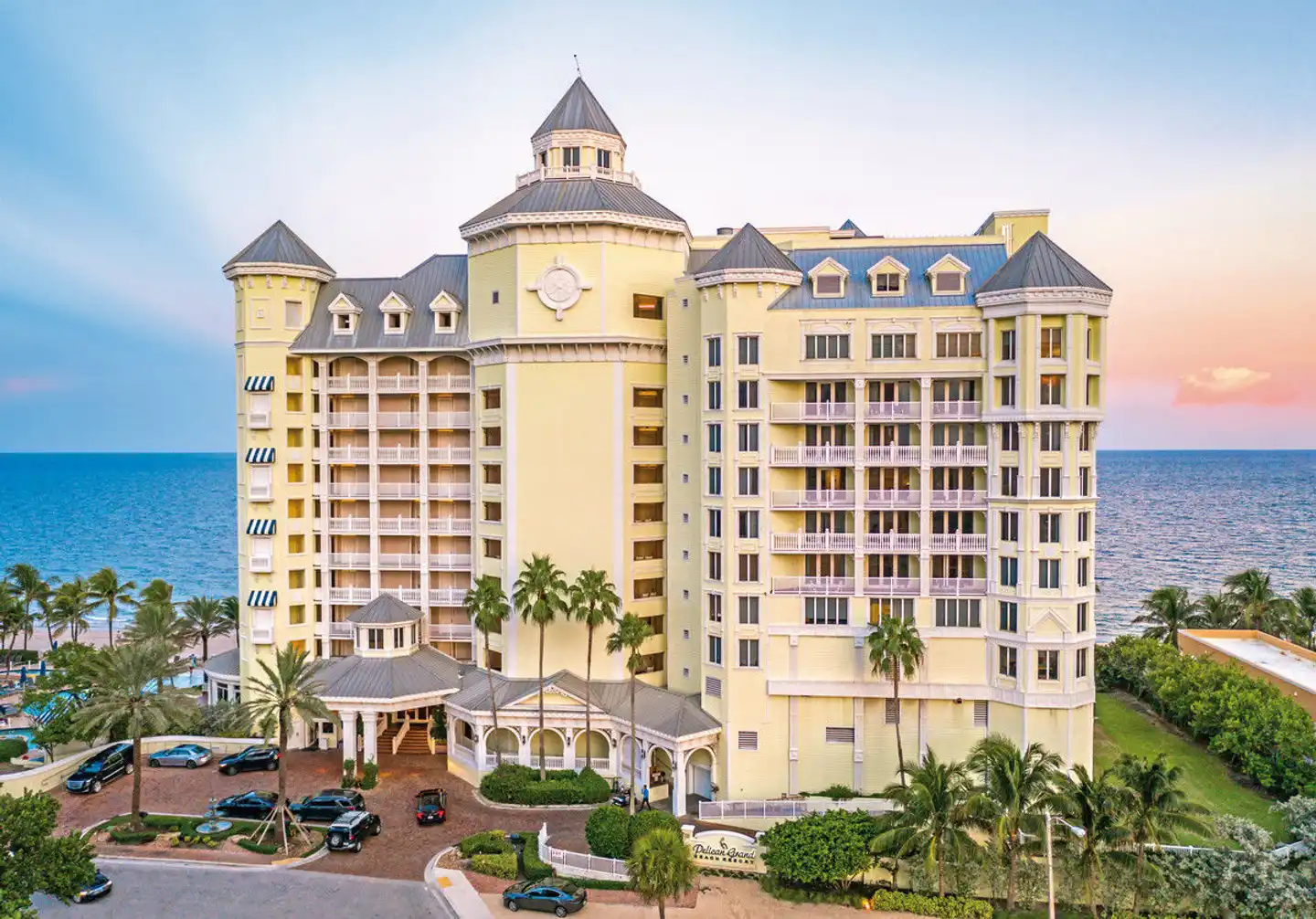 Pelican Grand Beach Resort Aussenansicht