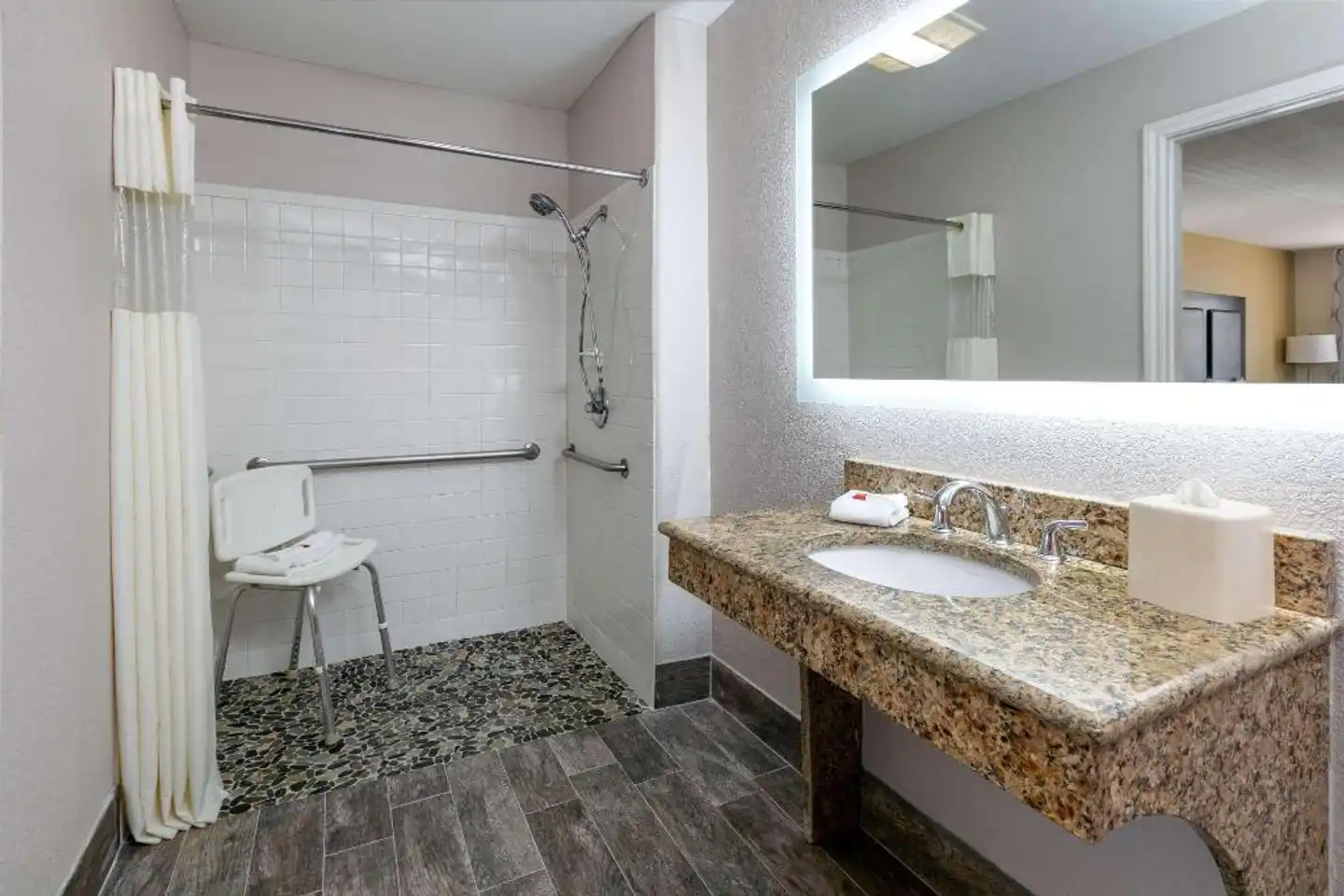 Days Inn by Wyndham Granbury Badezimmer