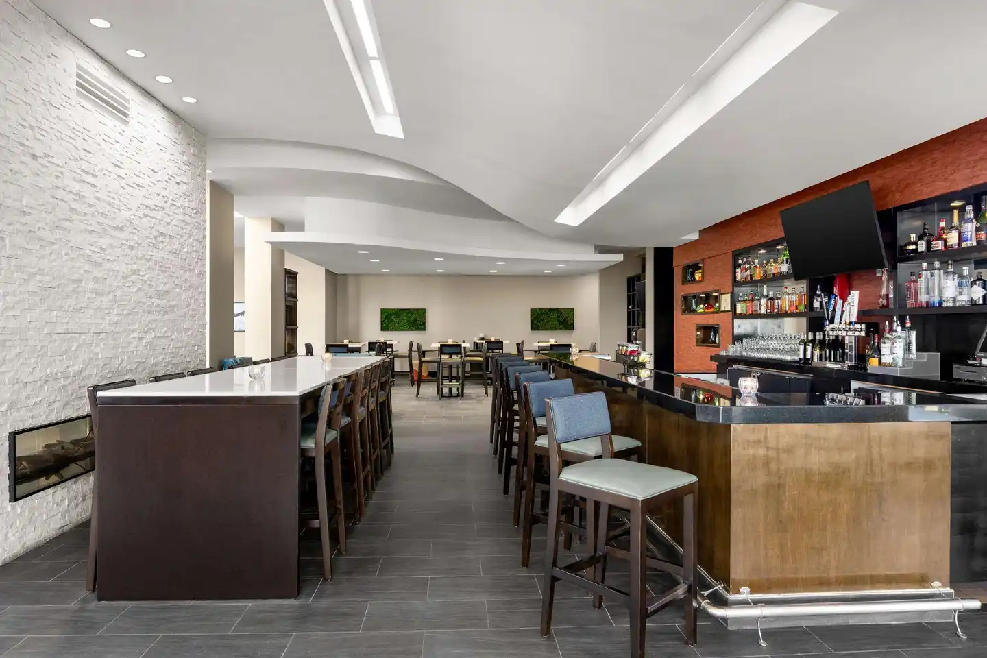 Embassy Suites by Hilton Newark Airport Bar