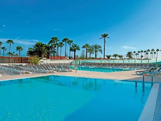 HL Miraflor Suites Pool