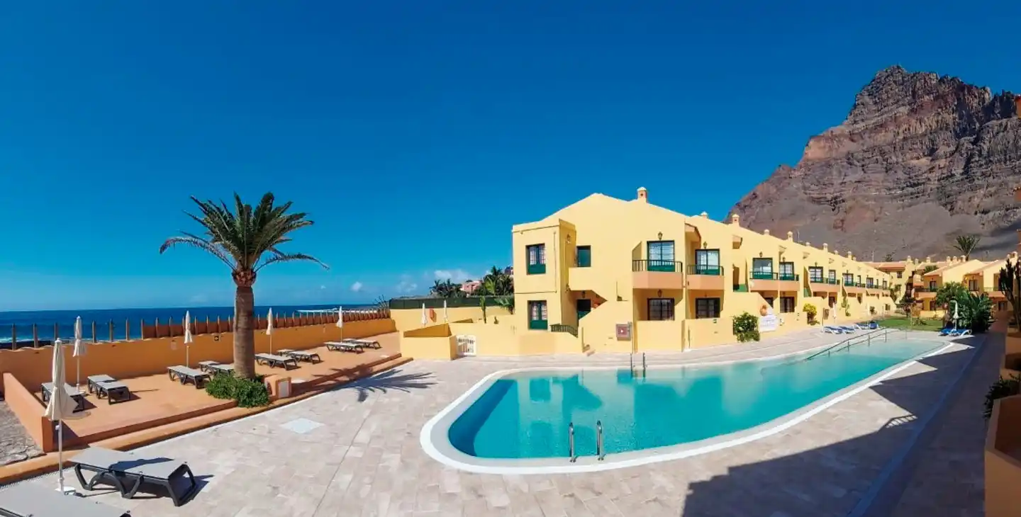 Tres Palmeras Pool