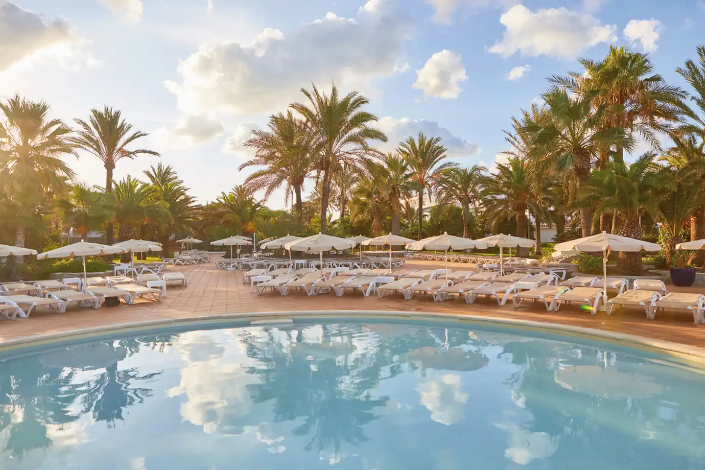 FERGUS Style Bahamas Pool