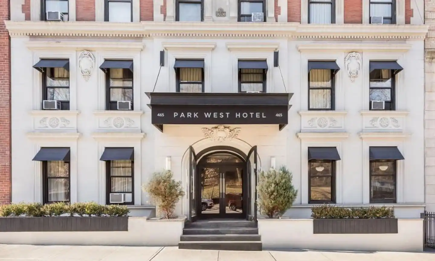 Park West Hotel Aussenansicht
