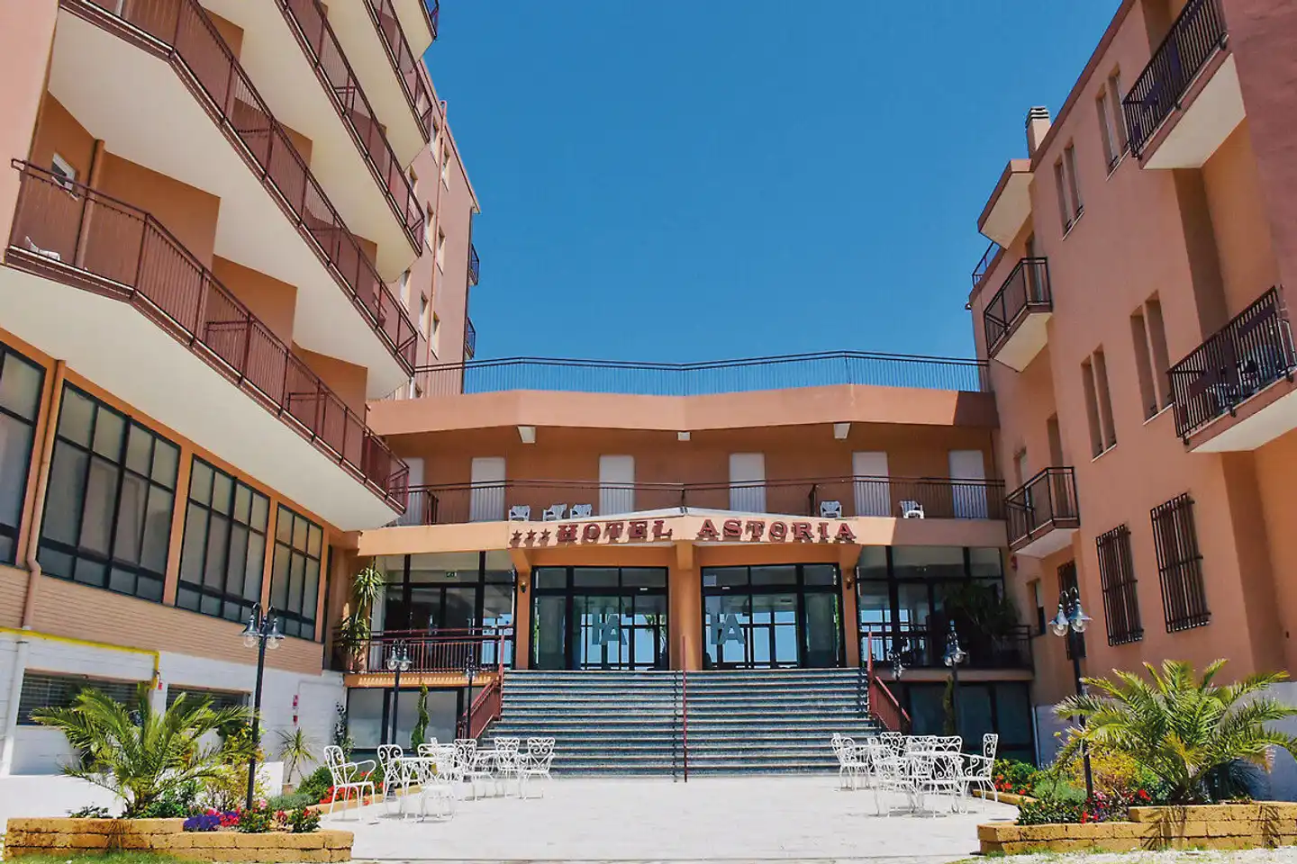 Astoria Beach Hotel Aussenansicht