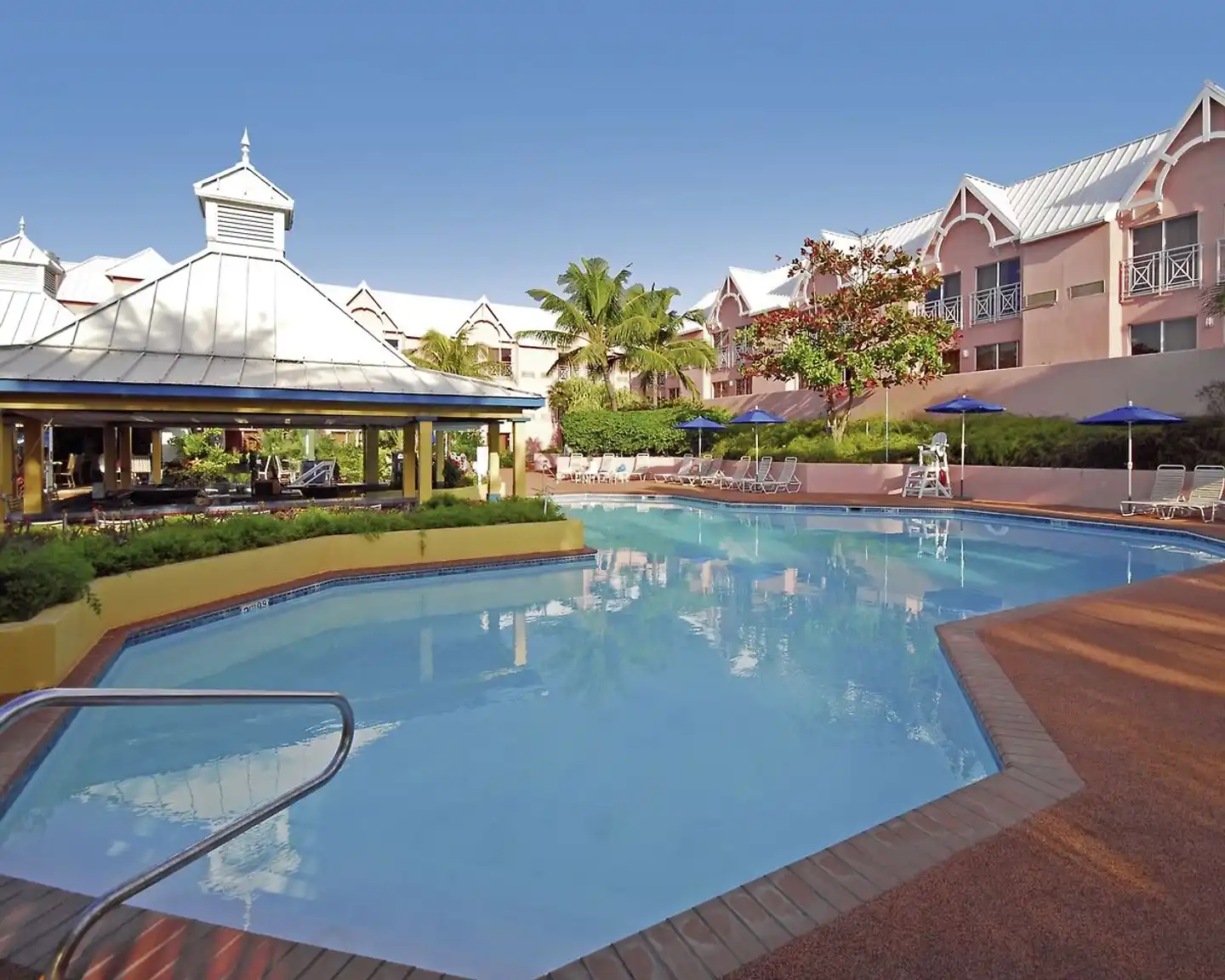 Comfort Suites Paradise Island Pool