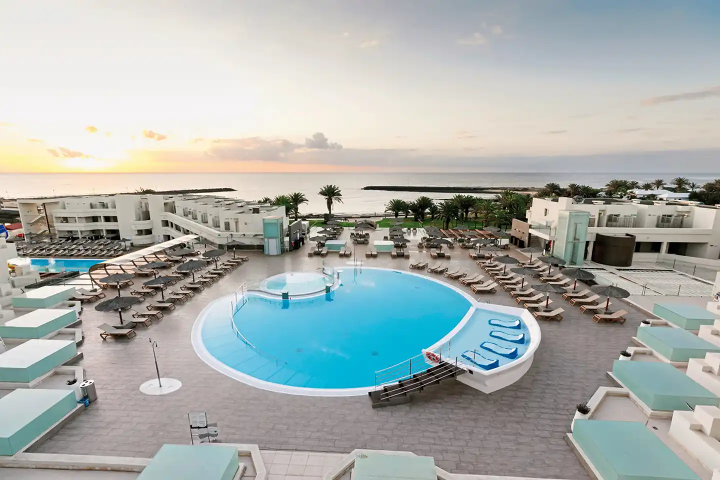 HD Beach Resort & Spa Pool