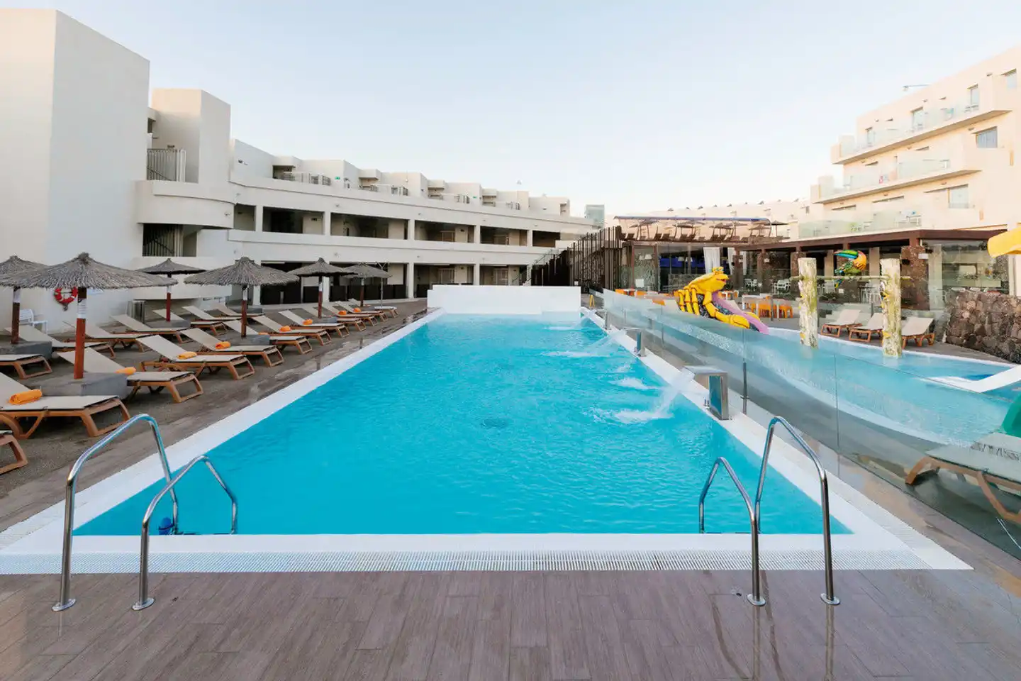 HD Beach Resort & Spa Pool