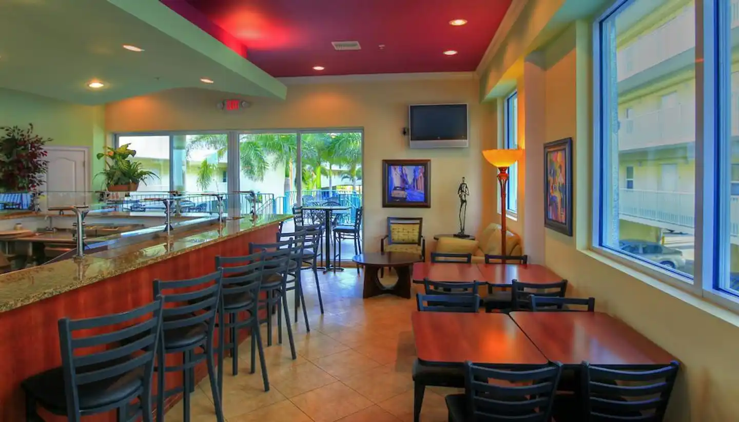 Sunset Vistas Beachfront Suites Bar