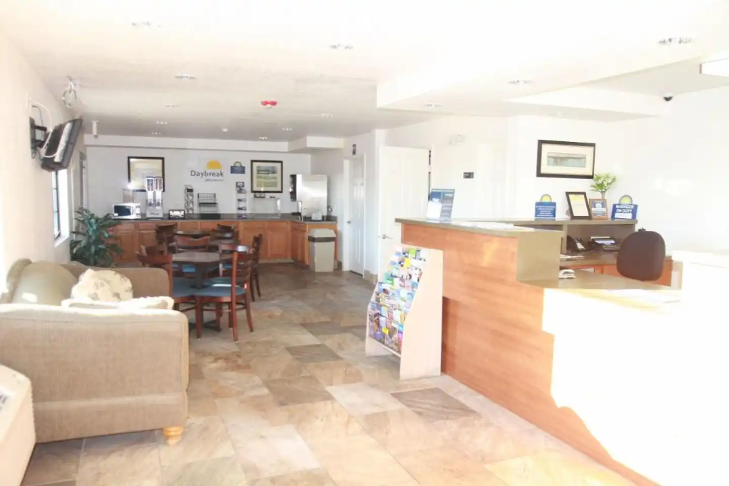 Days Inn & Suites by Wyndham Needles Bar