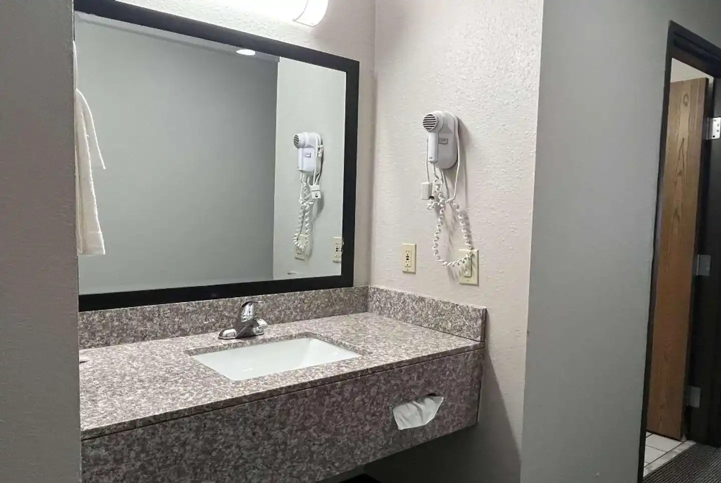 Days Inn & Suites by Wyndham of Morris Badezimmer