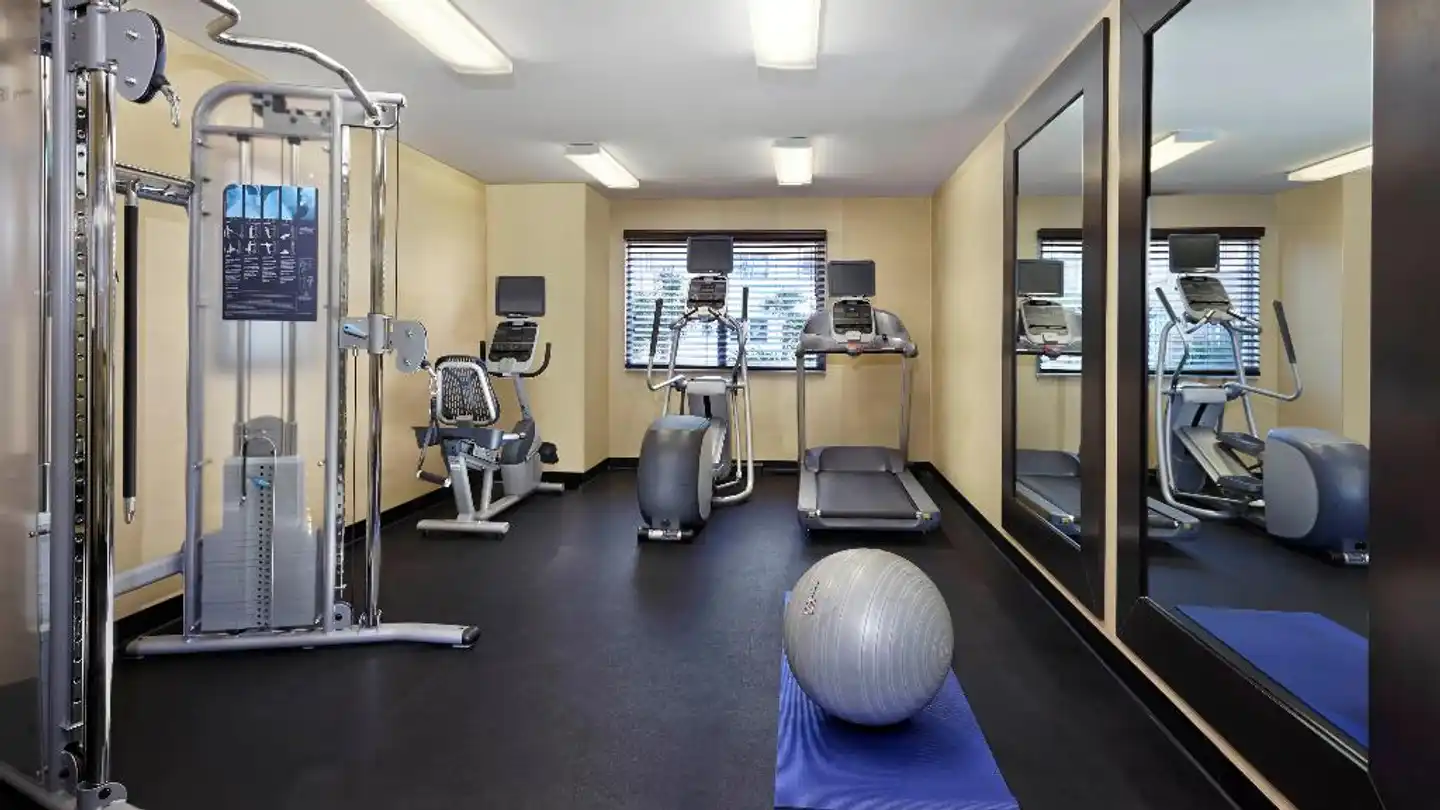 Holiday Inn Express & Suites Naples Downtown - 5th Avenue Sport und Entertainment