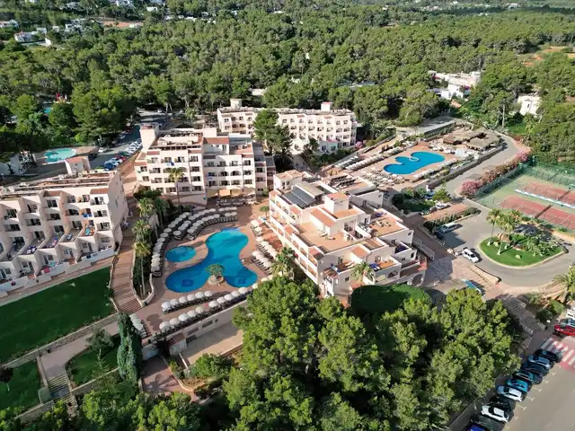 Invisa Cala Blanca Aussenansicht