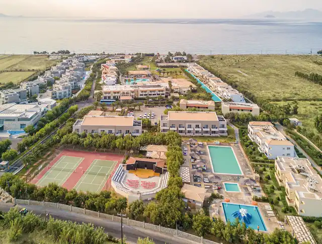 Akti Beach Club Aussenansicht