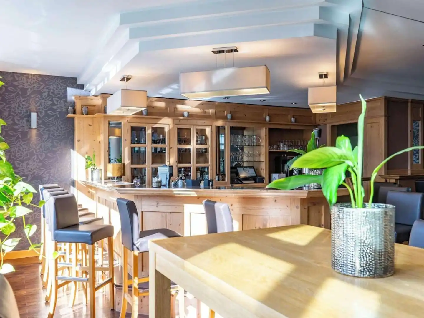 Atomis Hotel Munich Airport by Mercure Bar