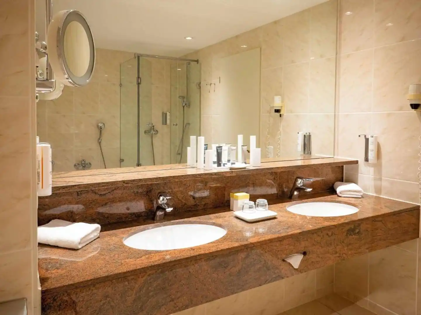 Atomis Hotel Munich Airport by Mercure Badezimmer