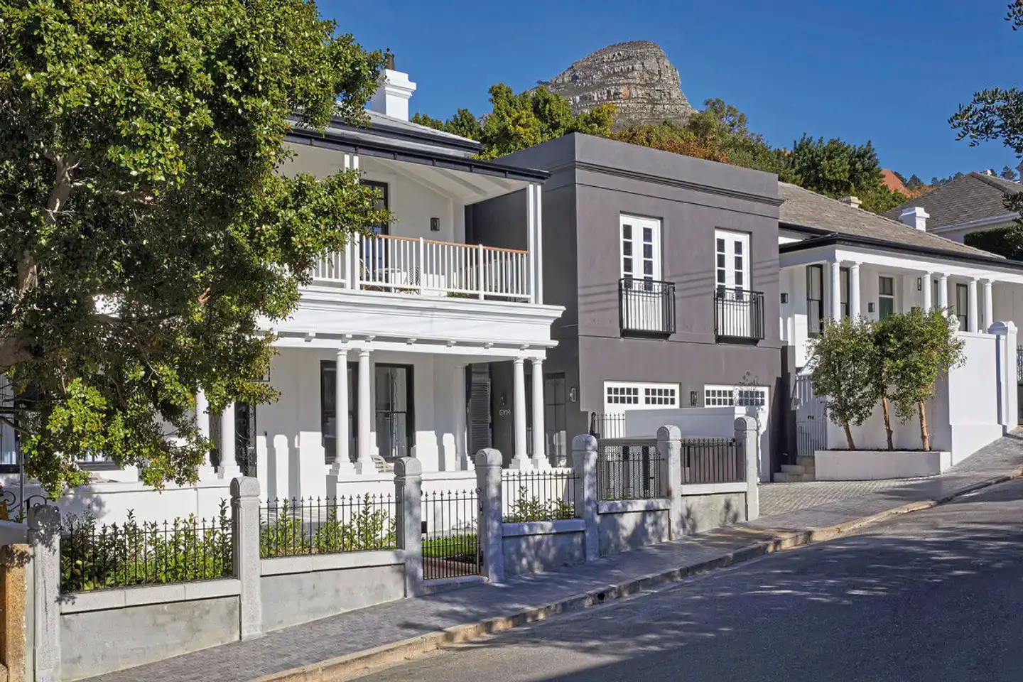 Cape Cadogan Aussenansicht