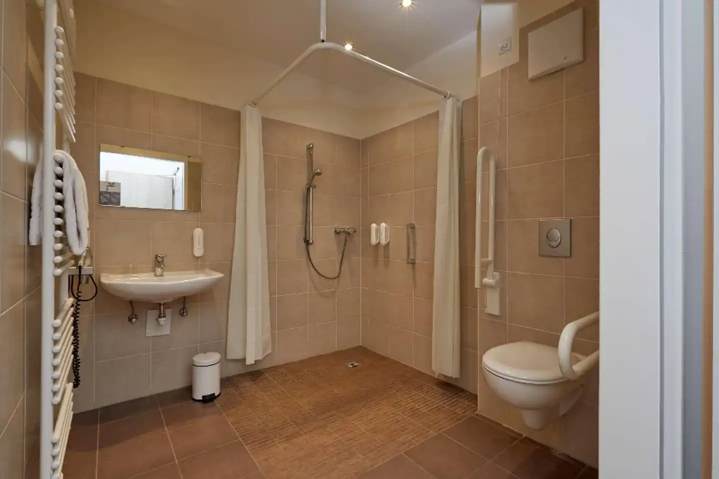 H+ Hotel München Badezimmer