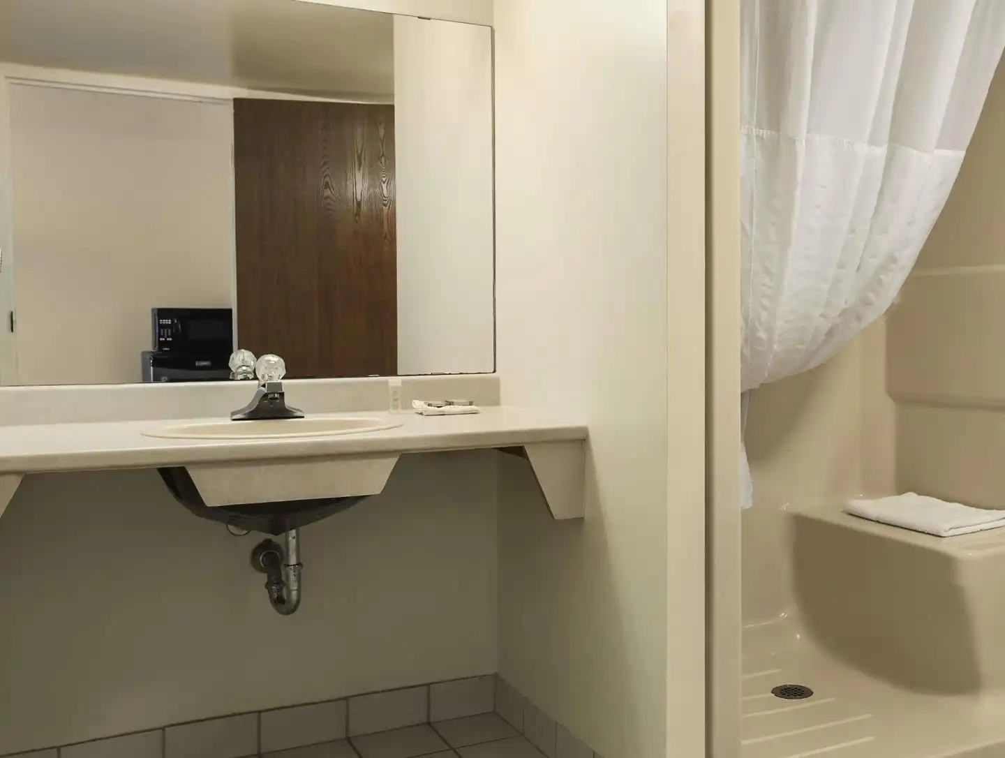 Super 8 by Wyndham North Bay Badezimmer