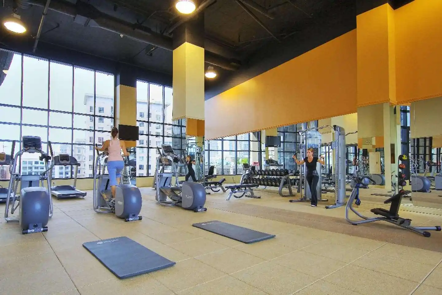 Hilton Garden Inn Montreal Centre-Ville Sport und Entertainment