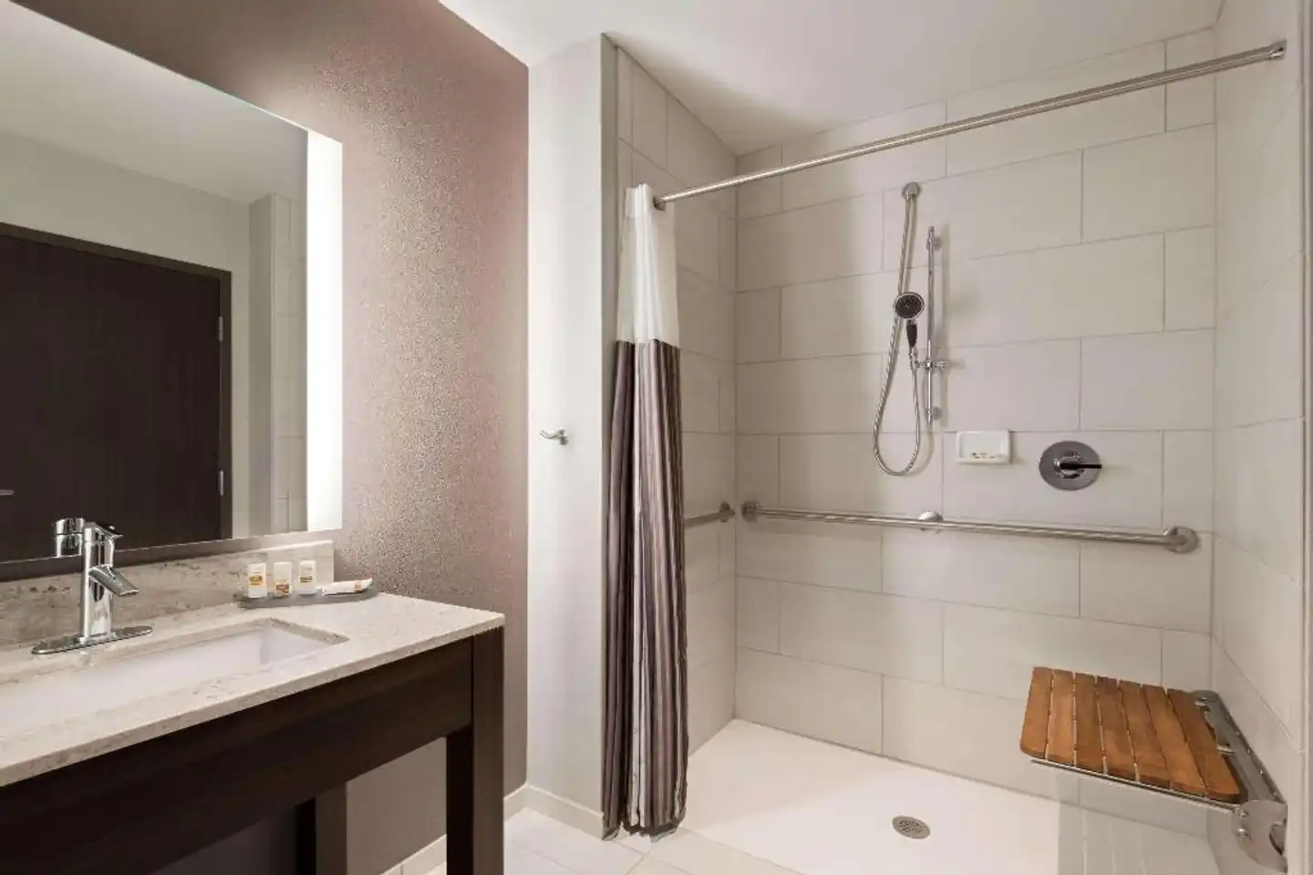 La Quinta Inn & Suites by Wyndham Orlando IDrive Theme Parks Badezimmer