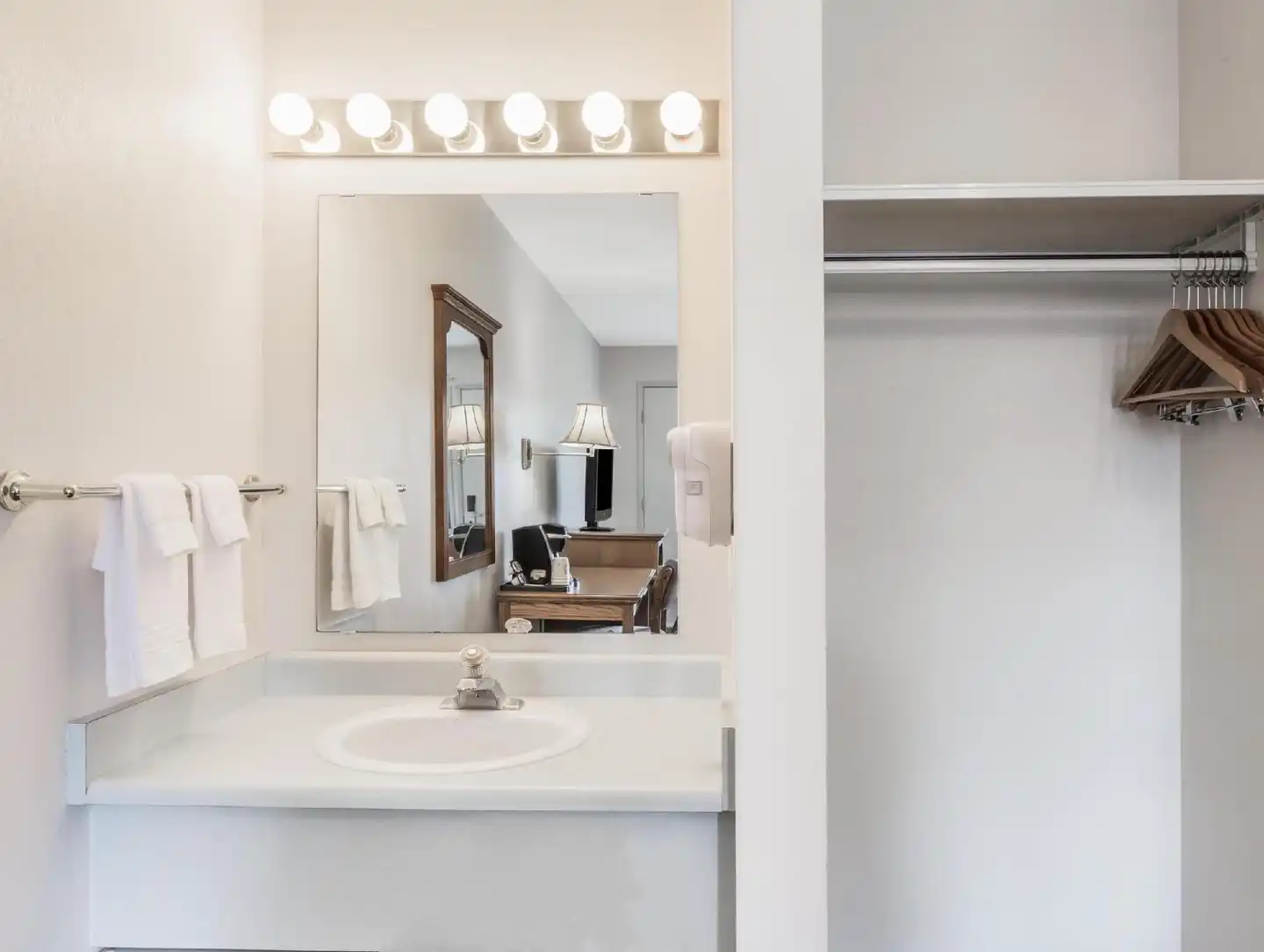 Super 8 by Wyndham Kelowna BC Badezimmer