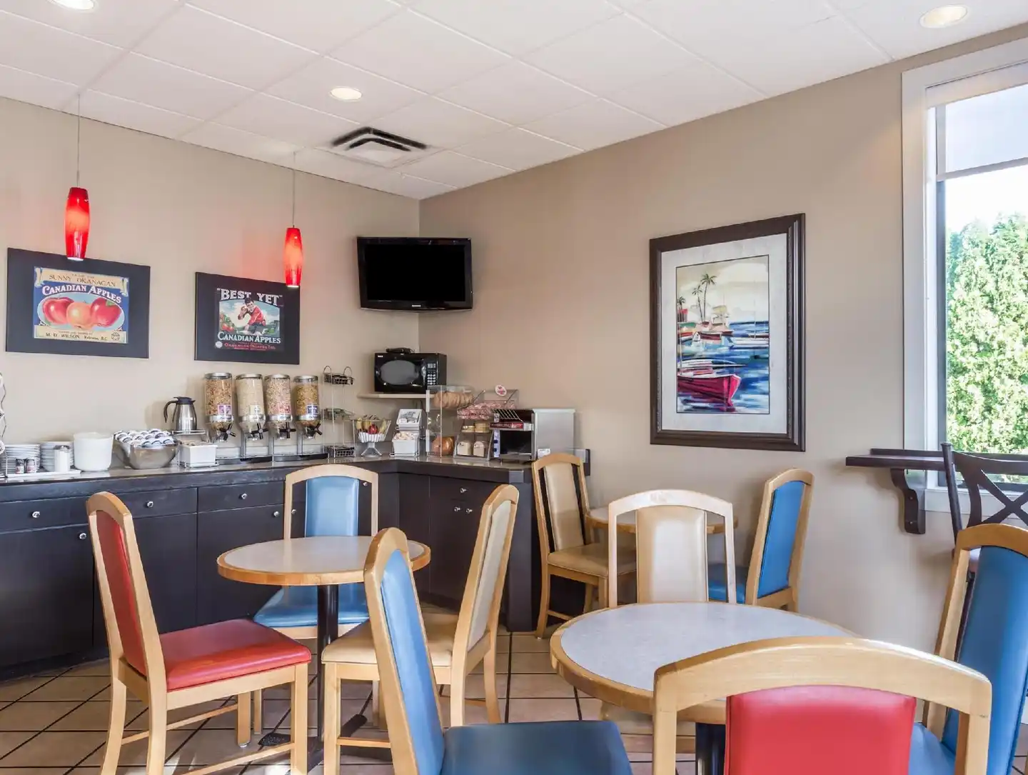 Super 8 by Wyndham Kelowna BC Bar