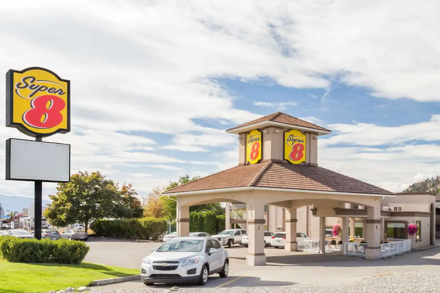 Super 8 by Wyndham Kelowna BC Sport und Entertainment