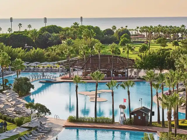 Lara Barut Collection Pool