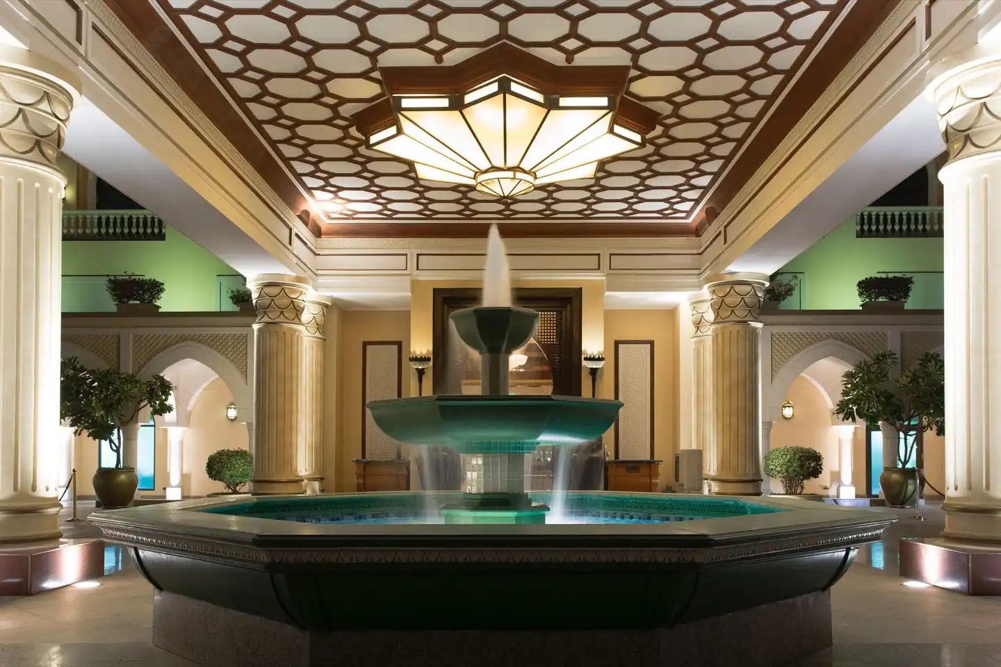 Shangri-La Qaryat Al Beri Hallenbad