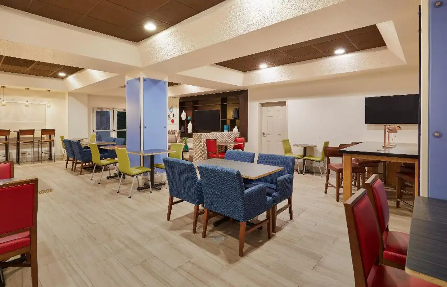 Holiday Inn Express & Suites Orlando International Airport Lobby
