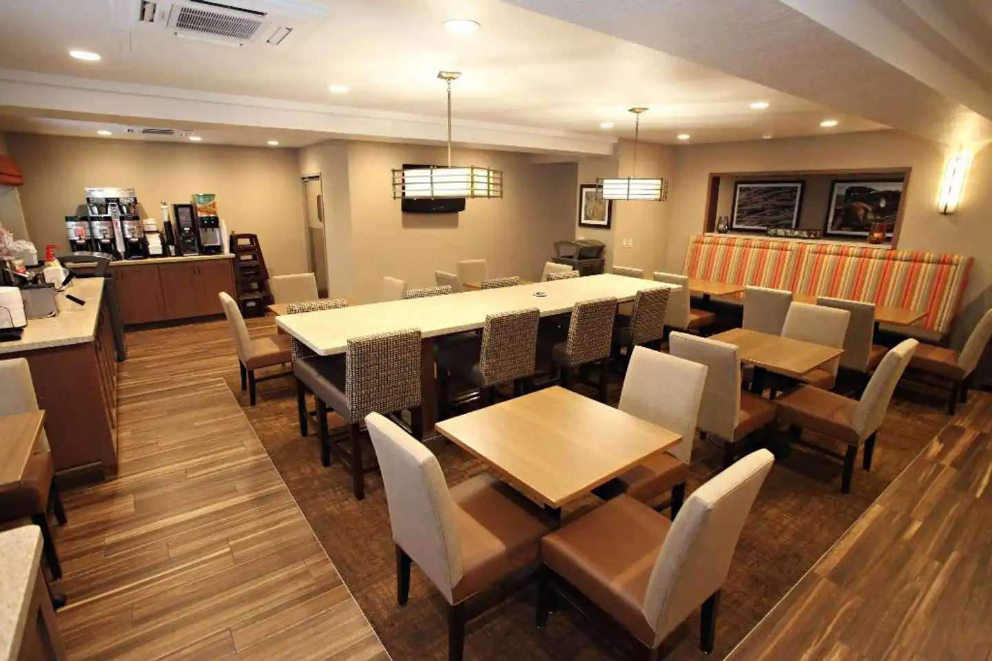 Best Western PLUS CottonTree Inn Bar
