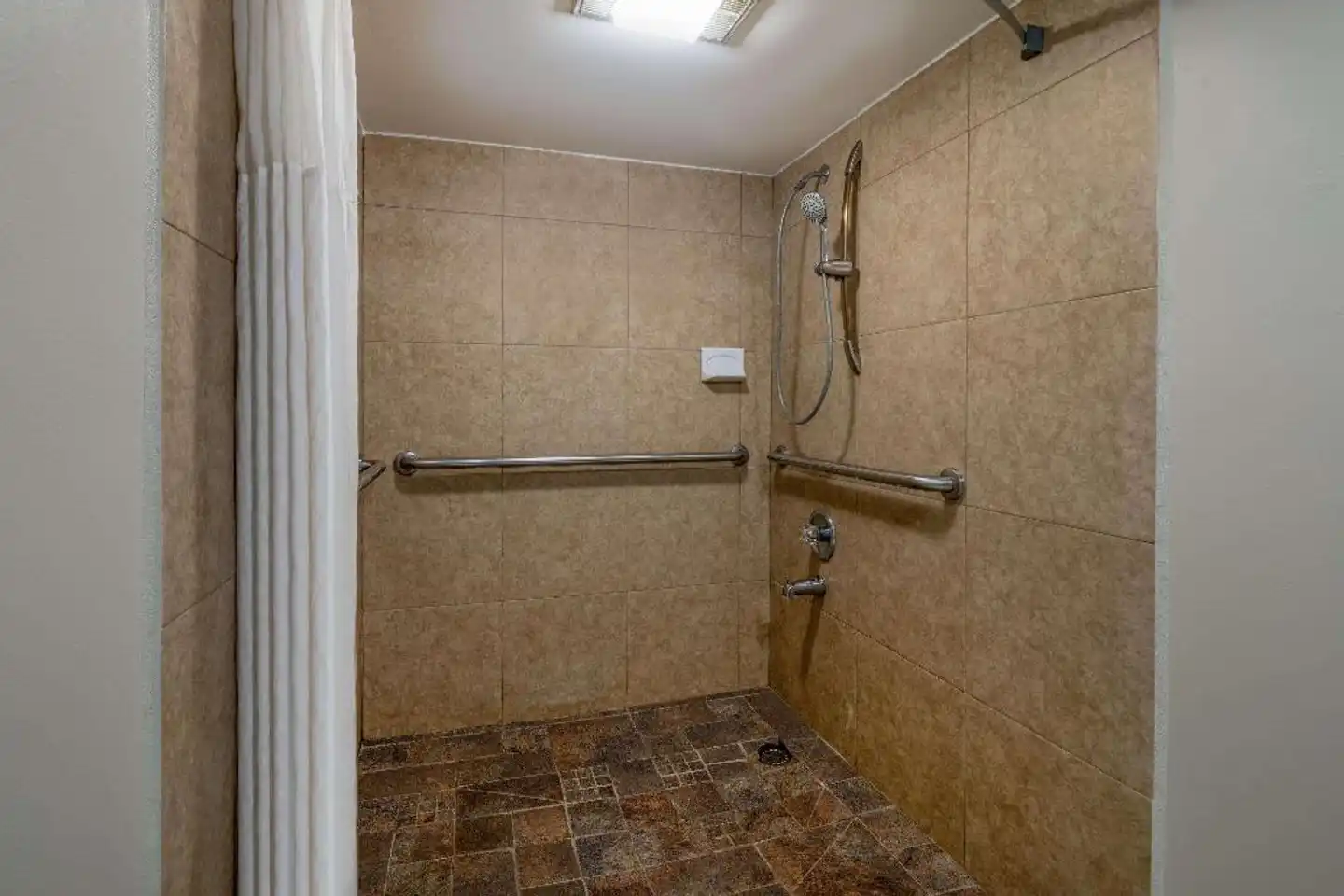 Days Inn by Wyndham Raleigh Midtown Badezimmer