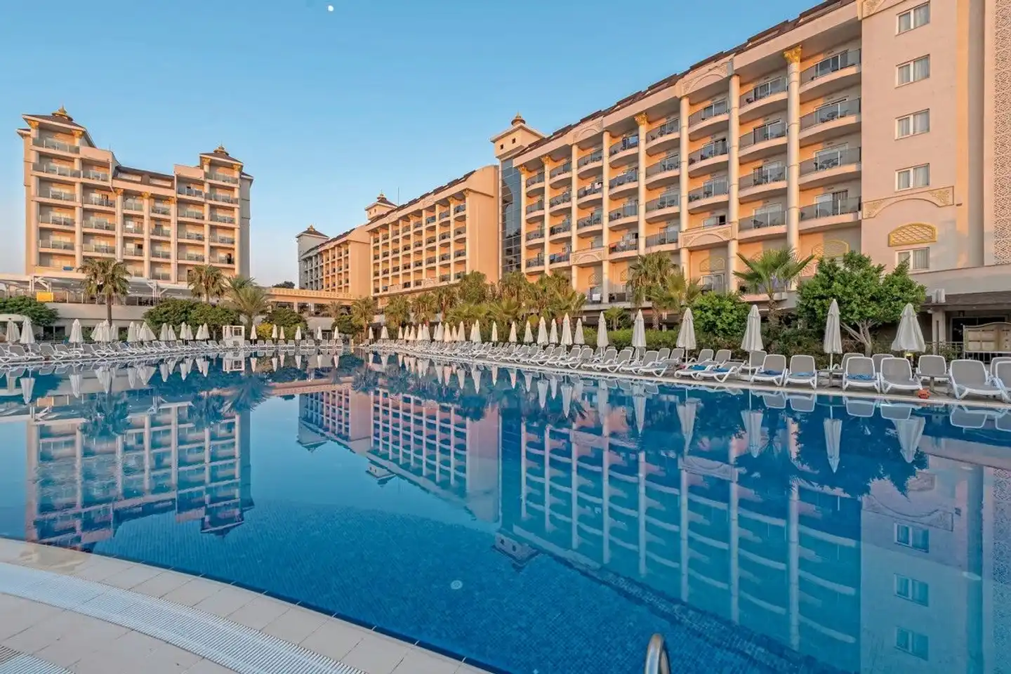 LRS Lake & River Side Hotel & Spa Pool