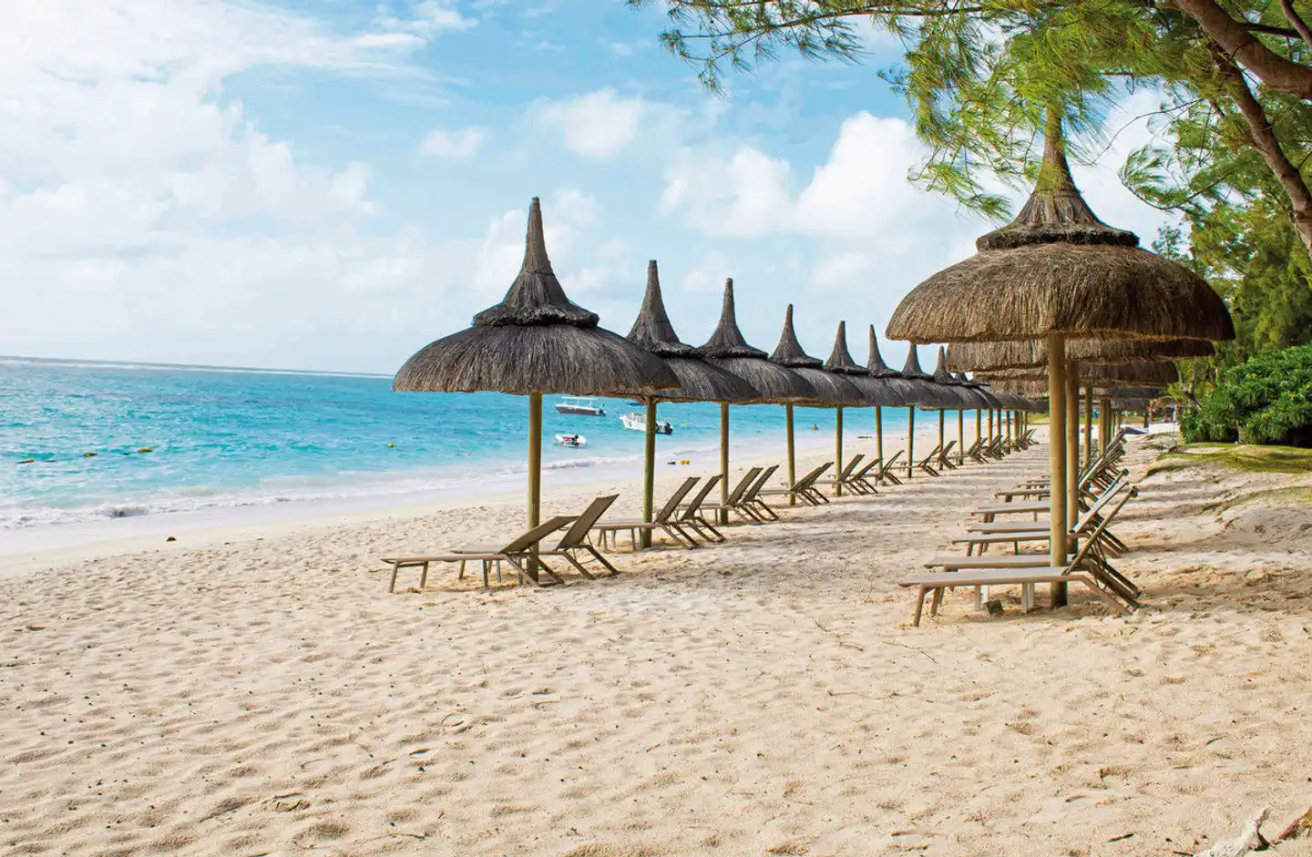 Crystals Beach Resort Belle Mare Strand