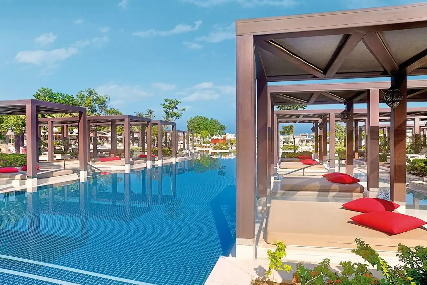 W Muscat Pool