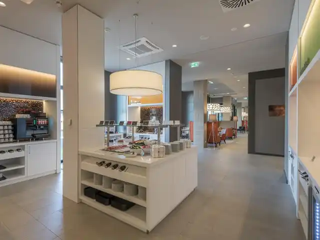 Hampton by Hilton Freiburg Lobby