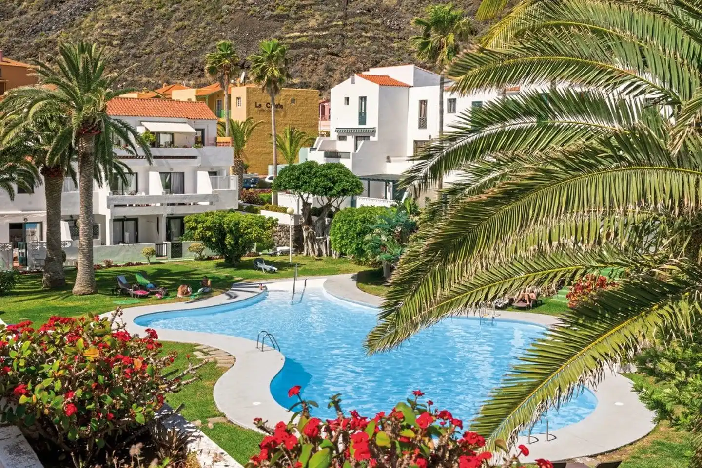 Los Rosales Pool