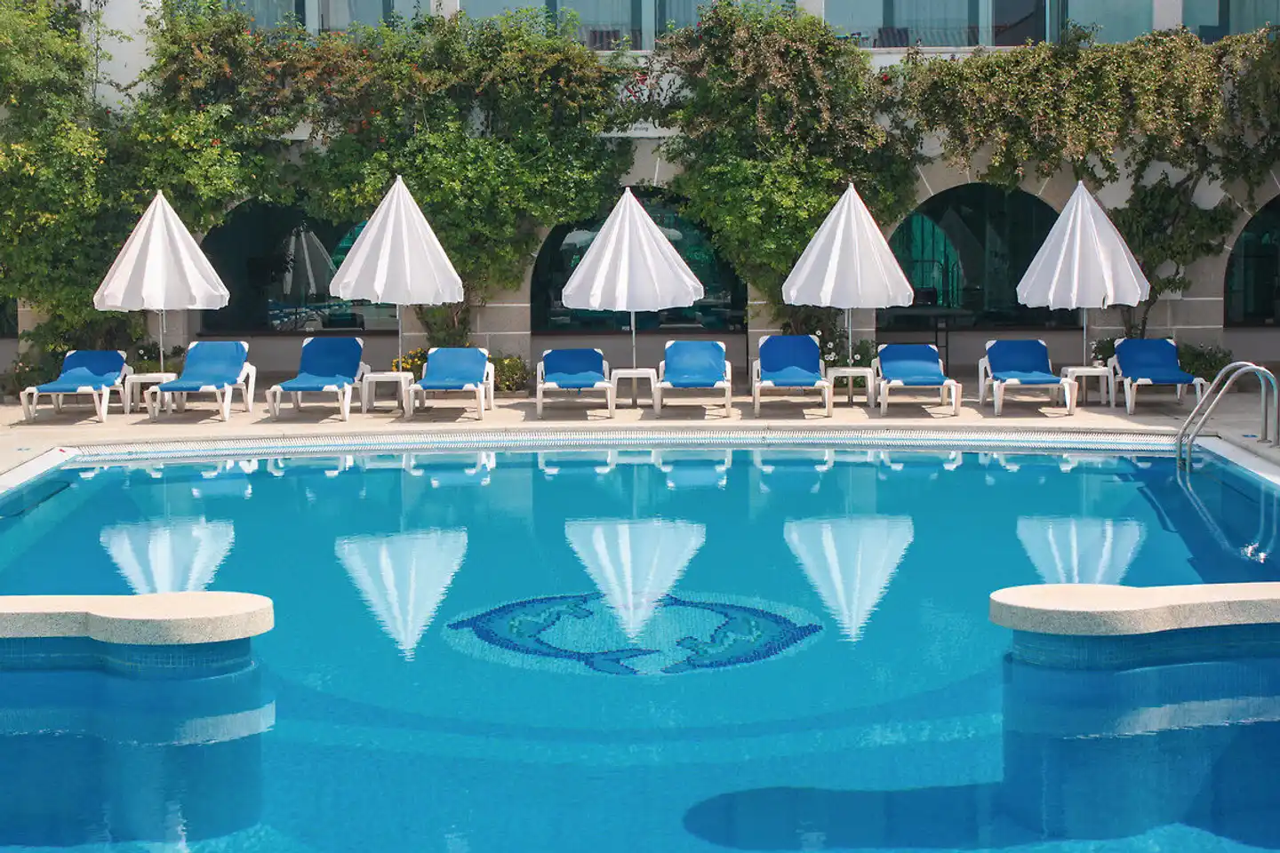 Suave Mar Pool